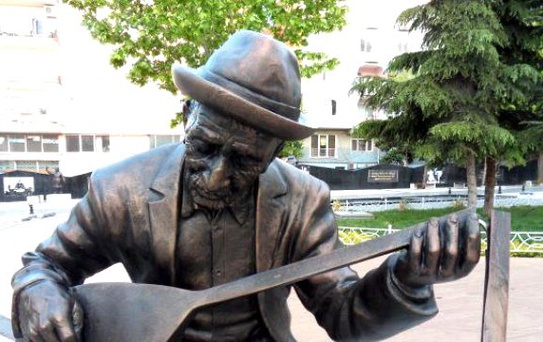 Aşık Veysel Heykelindeki Sazı Kırdılar
