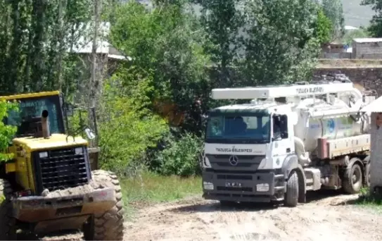 Sel Baskınındaki Evlerin Su Tahliyesi Çalışması Devem Ediyor