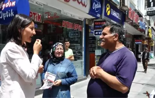 MHP'li Çorum Milletvekili adayı işaret diliyle sohbet etti
