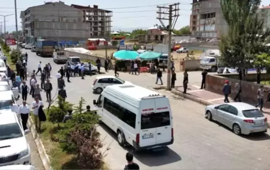 Ahlat'ta AK Parti Konvoyuna Bıçaklı Saldırı