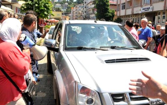 Arhavi'de Türkülerle Karşılanan Çed Heyeti, Alkış ve Yuh Sesleri ile Uğurlandı