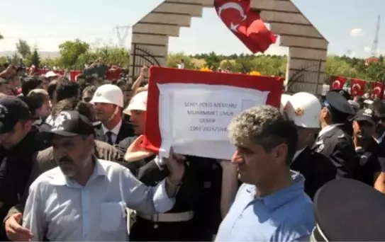 Şehit Polis Demir'i, Memleketi Sivas'ta 10 Bin Kişi Uğurladı (2)