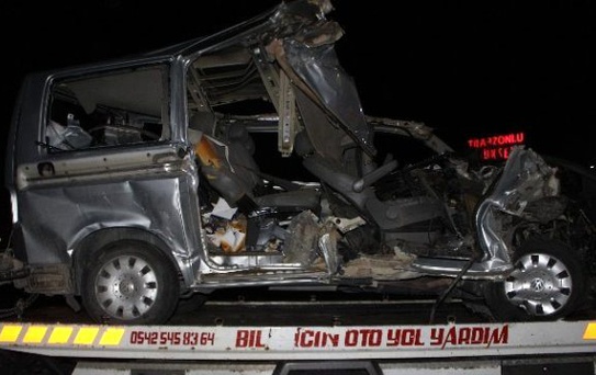 Bilecik'te Kamyonet Tır'a Arkadan Çarptı 1 Yaralı