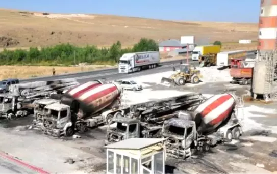 PKK'lılar Patnos'ta 7 Araç Yaktı