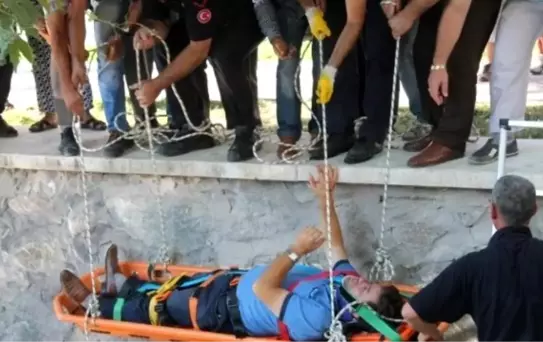 Kamyonet Dereye Uçtu, Faciadan Dönüldü