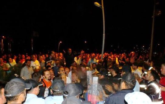 AK Parti İlçe Binasına Siyah Çelenk Bırakmak İsteyen Gruba İzin Verilmedi