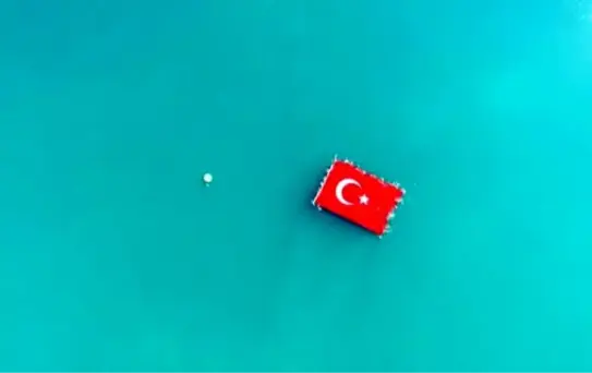 Antalya'da Denizde Dev Bayrak Açtılar