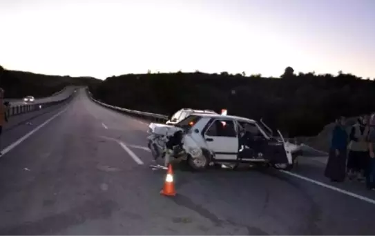 Otomobil Refüje Çarptı: 6 Yaralı