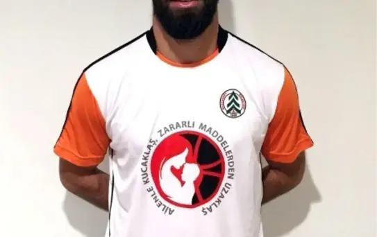 Arda Turan'dan 'Ailenle Kucaklaş, Zararlı Maddelerden Uzaklaş' Projesine Destek