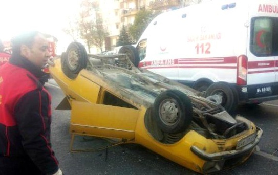 Uşak'ta Otomobil Takla Attı: 3 Yaralı