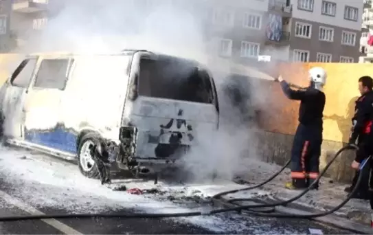 Seyir Halindeki Araç Cayır Cayır Yandı