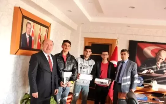 Kaymakam Çetin'den 3 Öğrenciye Bilgisayar Tablet Hediye