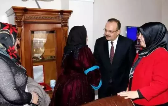 Hakkari Valisi'nden Kadınlara Karanfil