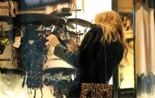 Courtney Love'a İç Çamaşırı Seçerken Görüntülendi