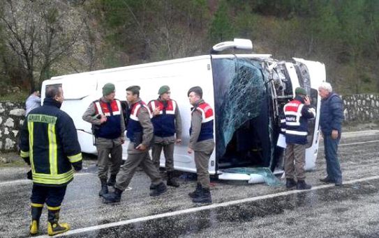 Isparta'da Midibüs Devrildi: 1'i Dekan 31 Yaralı