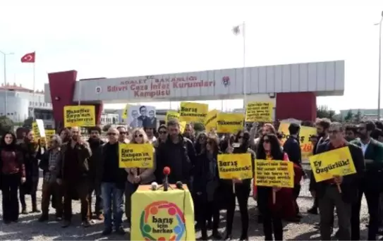 Tutuklu Akademisyenler İçin Silivri Cezaevi Önünde Özgürlük Nöbeti...
