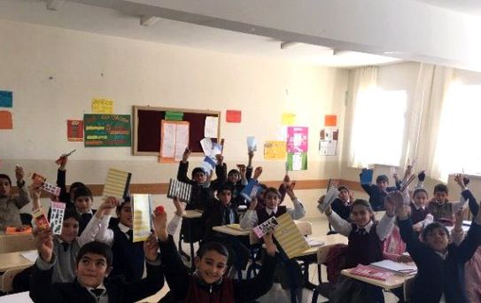 Sosyal Medya Kampanyasıyla Okula Kütüphane Kurdu