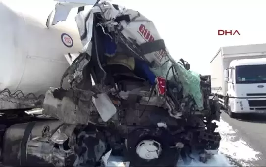 Bursa Oksijen Yüklü Tanker Çöp Kamyonuna Çarptı