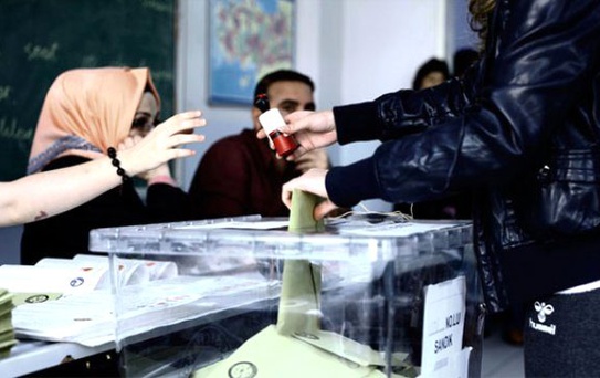 Üç Siyasi Parti Kepenk İndirdi