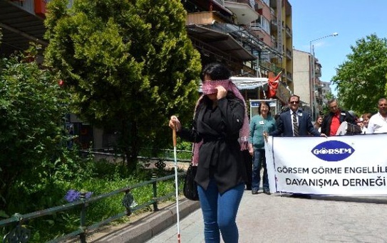 On Saniyeliğine Görme Engelli Oldular