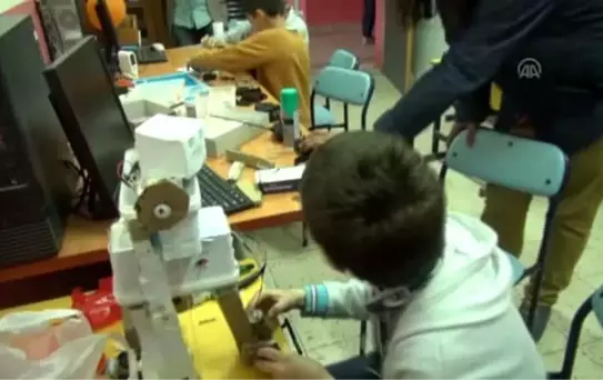 Köy Okulunda 'Robot Fuarı'