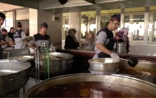 Günde 2 Bin 400 Yoksula Sıcak Yemek