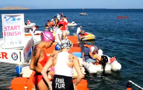 İzmir Foça'da Kulaçlar Kabotaj ve Otizme Farkındalık İçin Atıldı