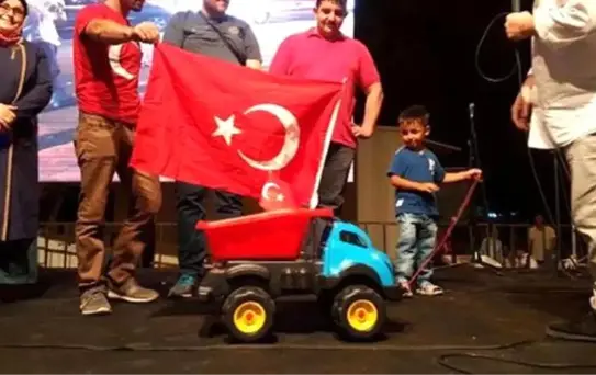 Küçük Fenomen Türk Bayraklı Yeni Kamyonuna Kavuştu