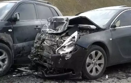 Osmaneli de İki Otomobil Kafa Kafaya Çarpıştı: 6 Yaralı