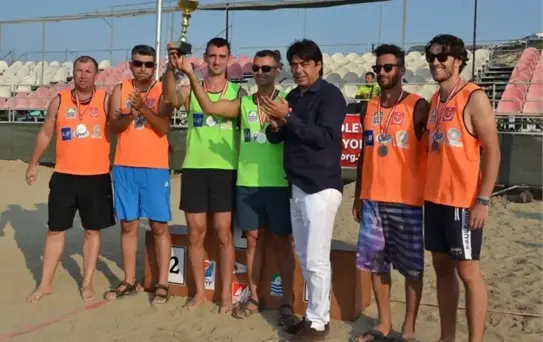 Şampiyon Voleybolcular Foça'da Madalyalarını Aldı