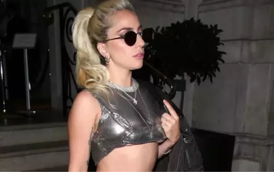 Lady Gaga Dekolte İşini Abarttı