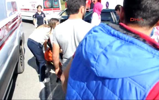 Sakarya Otomobil ile Kamyon Kavşakta Çarpıştı: 3 Yaralı
