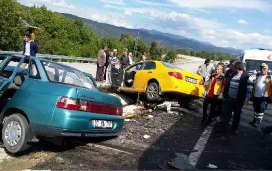 Kastamonu'da Taksi ile Otomobil Çarpıştı: 1 Ölü, 2 Yaralı