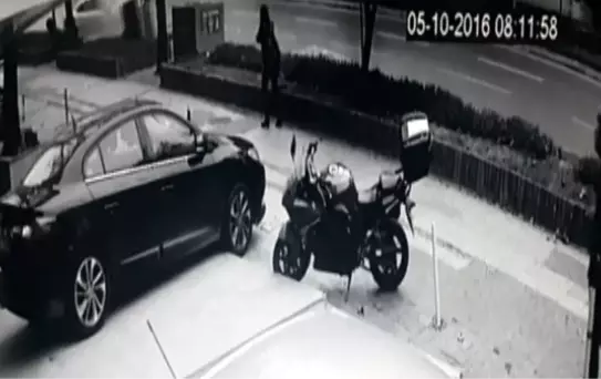 Beşiktaş'ta Otomobilin Çarptığı Taksi Metrelerce Sürüklendi