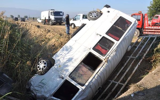 Öğrenci Servis Minibüsü Otomobille Çarpıştı: 10 Yaralı