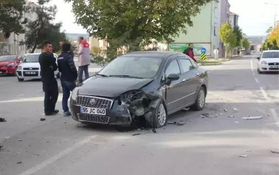 İki Otomobil Çarpıştı: 1 Yaralı