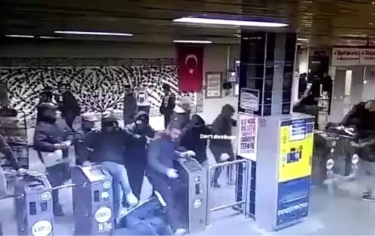 Napoli Taraftarının Şirinevler Metrosunu Birbirine Kattığı Anlar Güvenlik Kamerasında