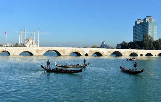 Adana'da Dolar Bozdurana Seyhan Nehri Üzerinde Gondol Gezisi Bedava