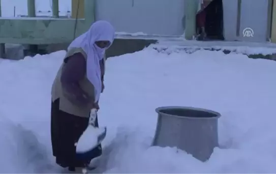 Köylüler, Su Sıkıntısını Kar Eriterek Gideriyor