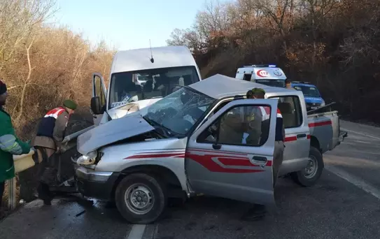 Keşan'da Yolcu Minibüsü ile Kamyonet Çarpıştı: 9 Yaralı