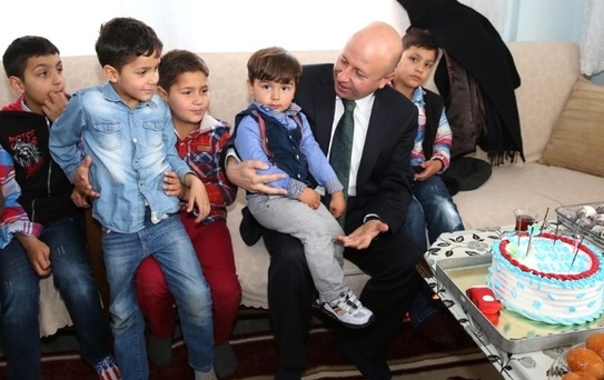 Çolakbayrakdar Çocukların Davetini Geri Çevirmedi