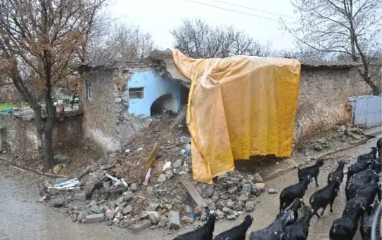 Aşırı Yağış Yaşlı Çiftin Evini Yıktı