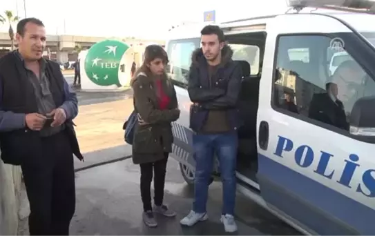 Atm'de Buldukları Parayı Polise Teslim Ettiler