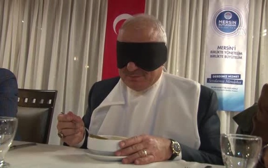Görme Engellilerle Empati Için Gözlerini Kapatıp Yemek Yediler