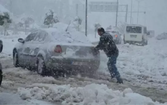 Hamur'da Kar ve Tipi Ulaşımı Aksattı