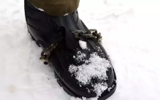 Samsunlu Vatandaş Buzda Kaymamak İçin Ayakkabısına Zincir Taktı