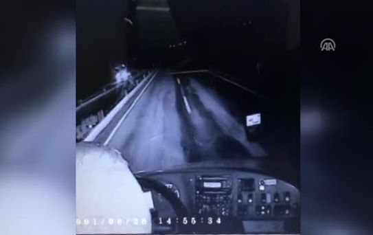 Yolcu Otobüsünün Devrilme Anı Şoför Kamerasına Takıldı