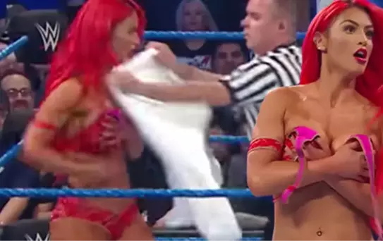 ABD'li Kadın Güreşçinin Maç Sırasında Sütyeni Düştü