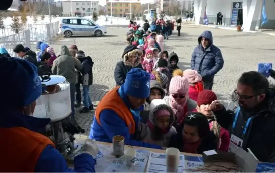 Soğuk Havada, Bedava Sıcak Salep Kuyruğu