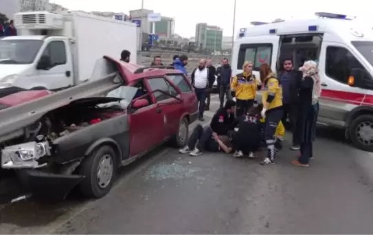 Otomobil Bariyerlere Çarptı: 2 Yaralı
